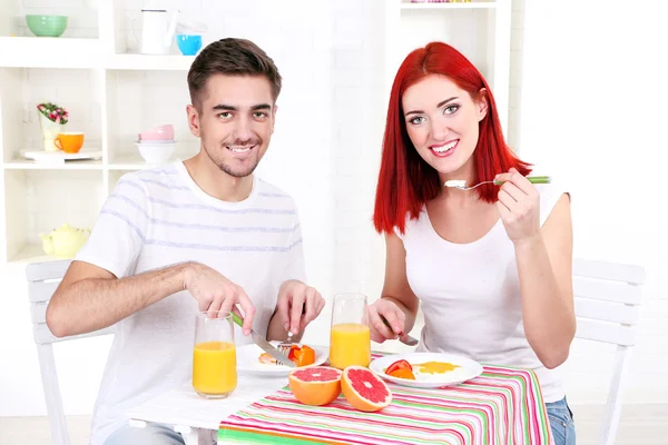 Casal feliz tem café da manhã na cozinha — Fotografia de Stock