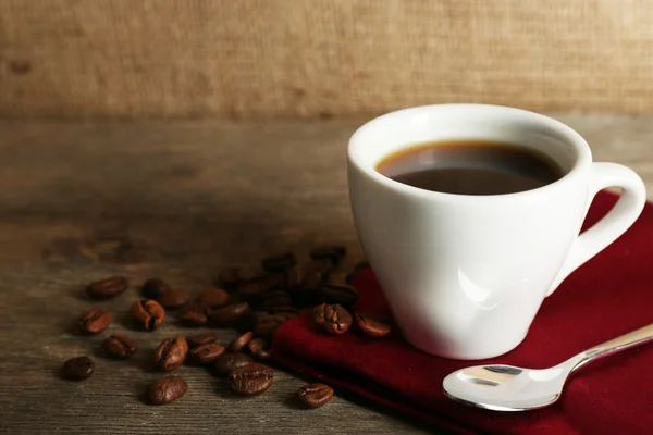 Kopp kaffe och bönor på rustika trä bakgrund — Stockfoto