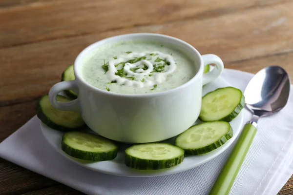 Cucumber soup in bowl on rustic wooden table background — Stock Photo, Image