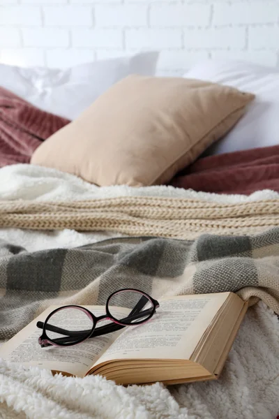 Libro y gafas en la cama de primer plano — Foto de Stock