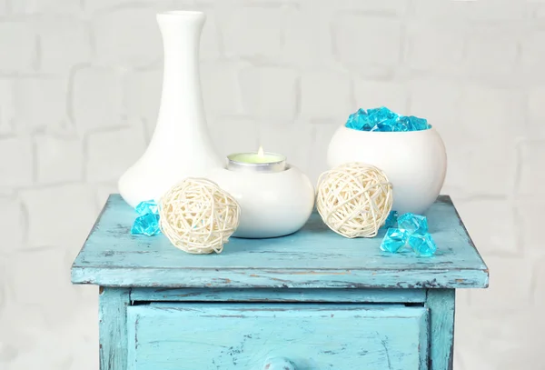 Interiör med dekorativa vaser på nattduksbordet och vitt tegel vägg bakgrund — Stockfoto