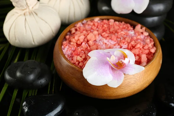 Hermosa composición de spa con flores sobre fondo oscuro —  Fotos de Stock