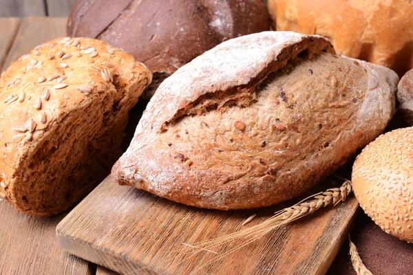 Verschillende brood op tabel close-up — Stockfoto