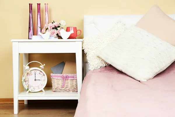 Moderni interni colorati camera da letto con letto e comodino, con dettagli di design su sfondo parete luminosa — Foto Stock
