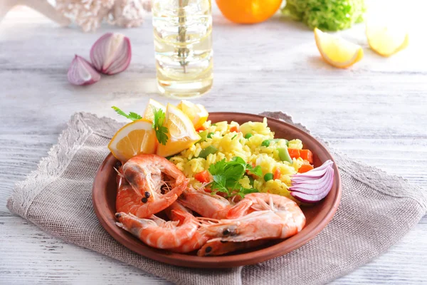 Paella de mariscos en plato en primer plano de la mesa —  Fotos de Stock