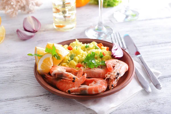 Paella de fruits de mer sur assiette sur table close-up — Photo