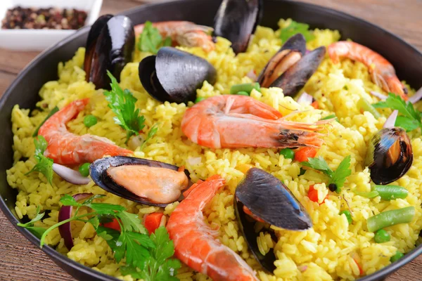 Seafood Paella i pan närbild — Stockfoto