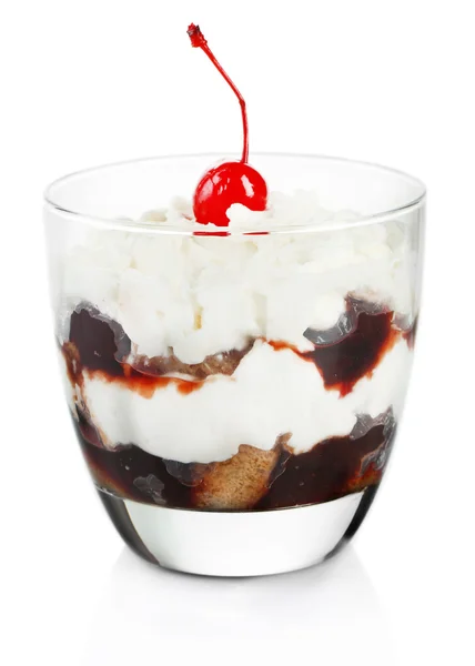 Lekkere tiramisu dessert in glas, geïsoleerd op wit — Stockfoto