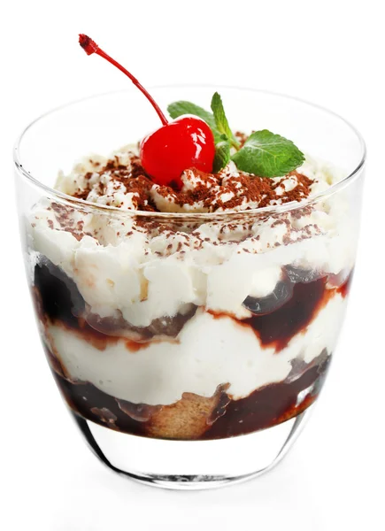 Смачний десерт тірамісу в склі, ізольований на білому — стокове фото