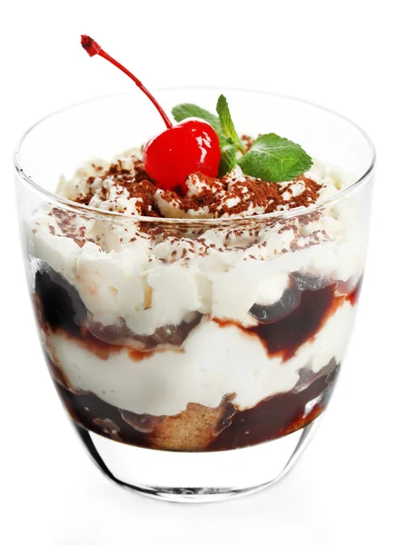 Lekkere tiramisu dessert in glas, geïsoleerd op wit — Stockfoto