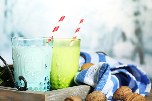 Frische Milch mit natürlichem Dekor, auf Holztisch, auf winterlichem Hintergrund — Stockfoto