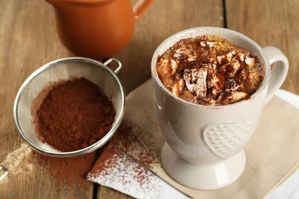 Taza de café caliente con malvavisco y taza de leche con colador de cacao sobre servilleta y fondo rústico de tablones de madera — Foto de Stock