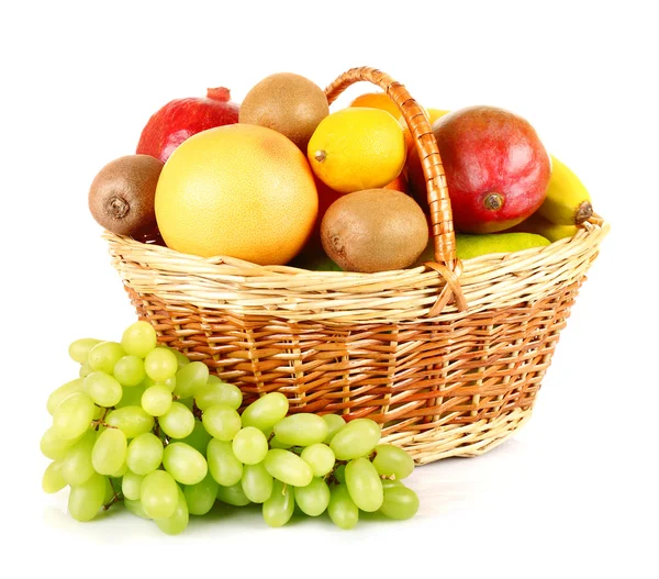 Surtido de frutas en cesta aislada sobre blanco — Foto de Stock