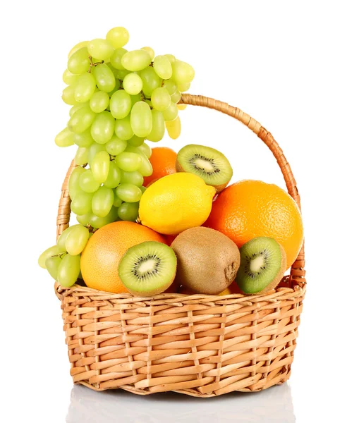 Assortiment de fruits dans le panier isolé sur blanc — Photo