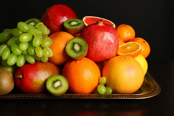 Ποικιλία από φρούτα στο τραπέζι, γκρο πλαν — Φωτογραφία Αρχείου
