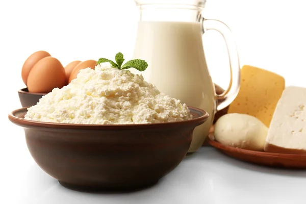 Mléčné výrobky v keramiky, vejce a skleněné džbán mléka izolovaných na bílém — Stock fotografie