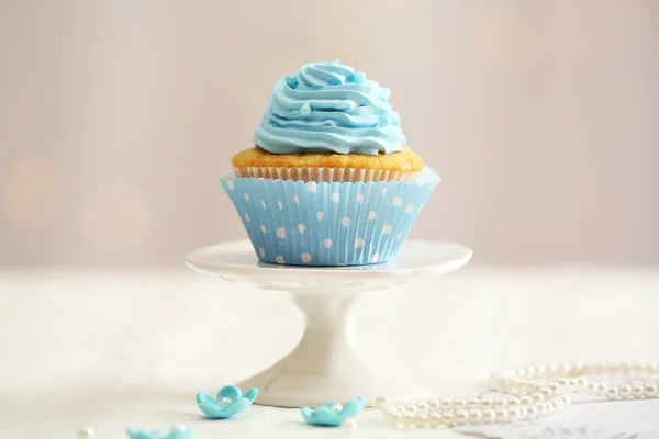 Söta cupcake på bordet på ljus bakgrund — Stockfoto