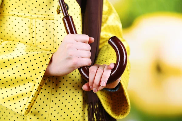 Dívka s deštníkem venku na přírodní pozadí — Stock fotografie