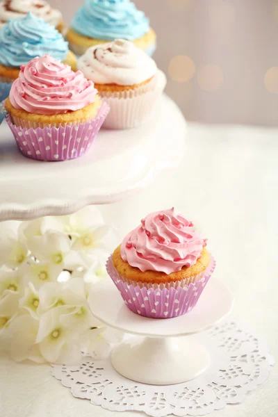 Delicious cupcakes on table on light background — Stock Photo, Image