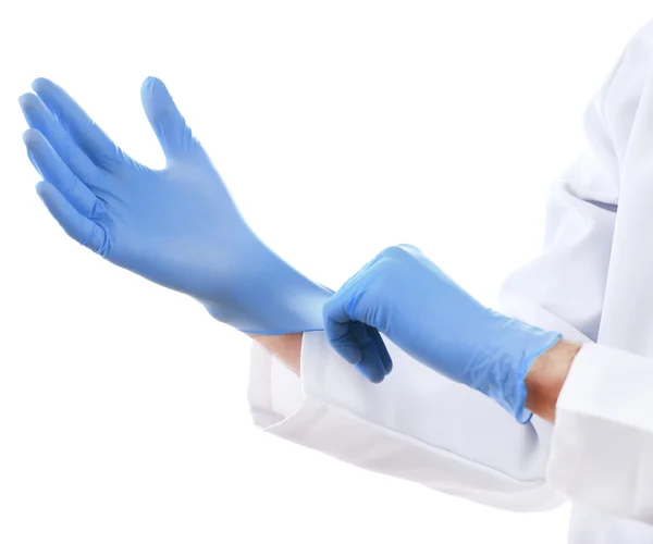 Dokter trekt steriele handschoenen aan, geïsoleerd op wit — Stockfoto