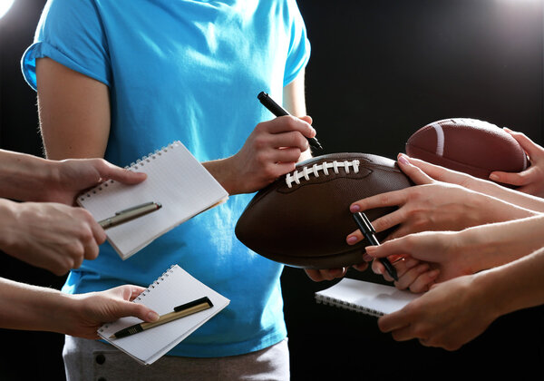 Автографы американской звезды футбола на черном и светлом фоне
