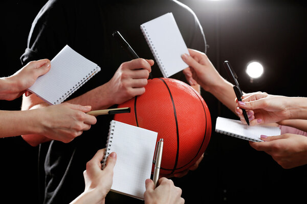 Автографы баскетбольной звезды на черном и светлом фоне
