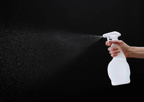 Mannenhand sproeien van water op zwarte achtergrond — Stockfoto