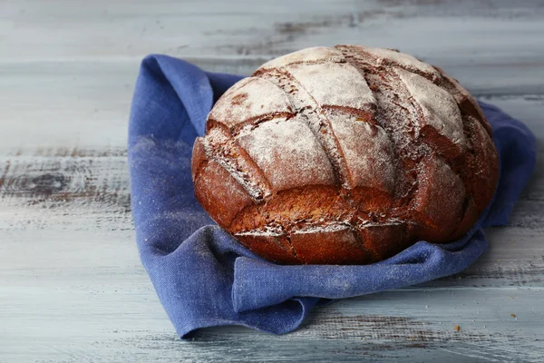パンは新鮮な木製テーブルの背景の色のナプキンとパンします。 — ストック写真