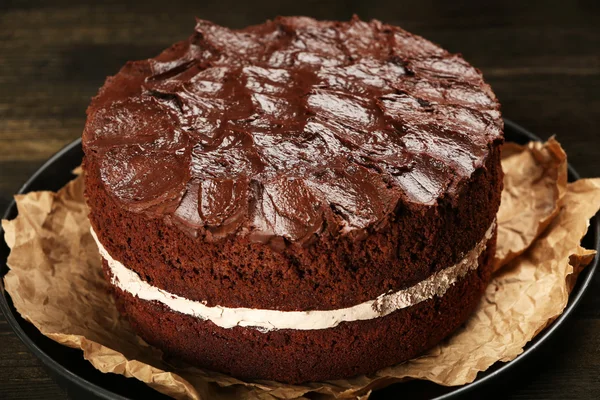 Delicioso bolo de chocolate na mesa close-up — Fotografia de Stock