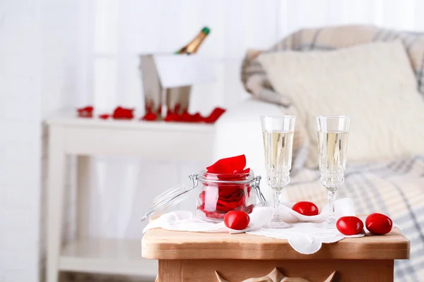 Champagneglazen en rozenblaadjes voor het vieren van de dag van Valentijnskaarten — Stockfoto