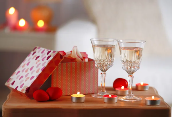 Copos de champanhe e rosas para celebrar o Dia dos Namorados — Fotografia de Stock