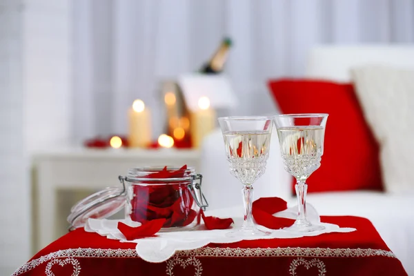 Champagneglazen en rozenblaadjes voor het vieren van de dag van Valentijnskaarten — Stockfoto