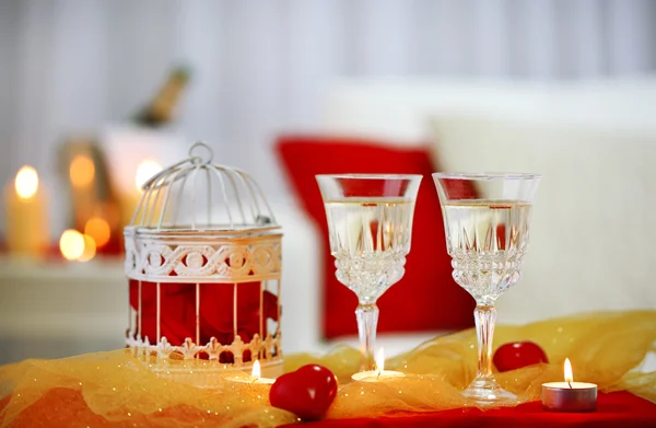 Champagne glasses and rose petals for celebrating Valentines Day — Stock Photo, Image