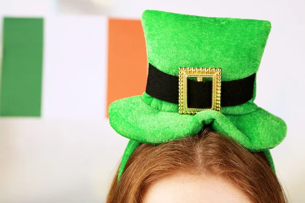 Chapéu St. Patricks na cabeça, close-up — Fotografia de Stock