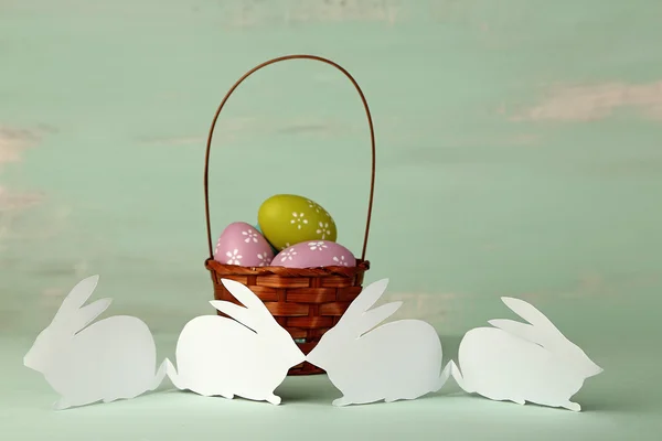 Kağıt Paskalya tavşanımı ve renk ahşap arka plan üzerinde yumurta — Stok fotoğraf