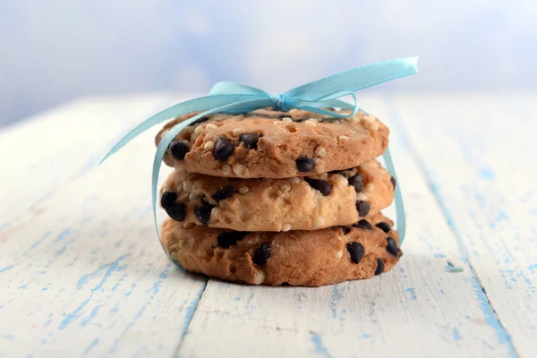木製の背景の色でおいしいクッキー — ストック写真