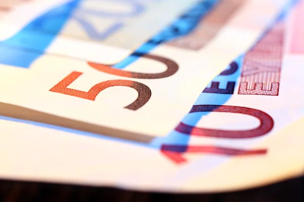 Eurobankbiljetten op houten tafel, macro weergave — Stockfoto