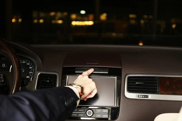夜市で、彼の現代の車を運転する男クローズ アップ — ストック写真