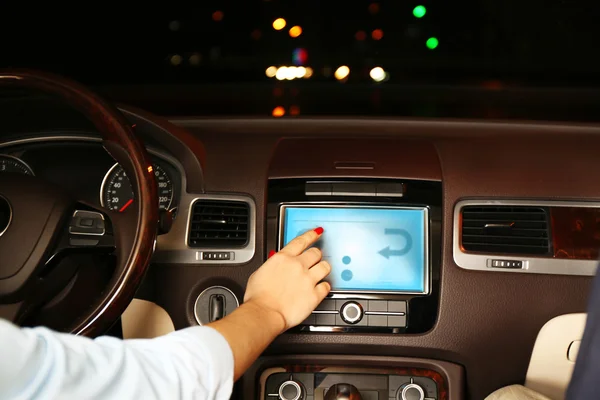 Mujer conduciendo su coche moderno por la noche en la ciudad, primer plano — Foto de Stock