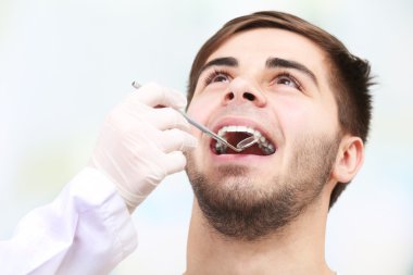 Gencin hafif bulanık arka plan üzerinde diş hekimi tarafından muayene