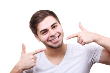 Adam beyaz izole gülümseyen portresi