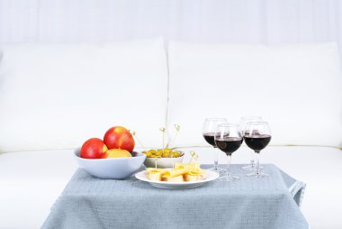 Evde yiyecek ve içecekler için arkadaşları ile tablo 