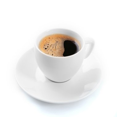 Beyaz üzerine izole edilmiş bir fincan kahve.