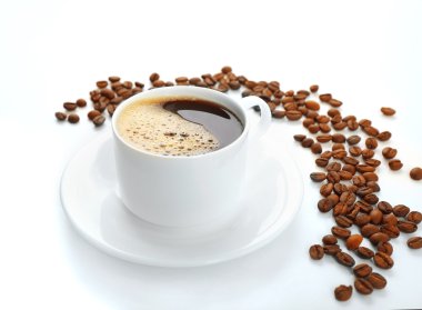 Beyaz üzerine izole edilmiş bir fincan kahve.