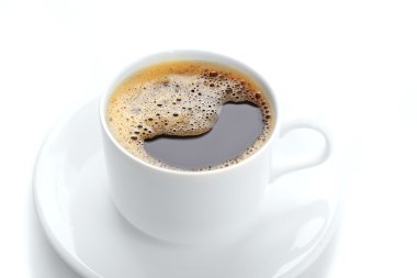 Beyaz üzerine izole edilmiş bir fincan kahve.