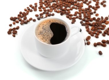Beyaz üzerine izole edilmiş bir fincan kahve.