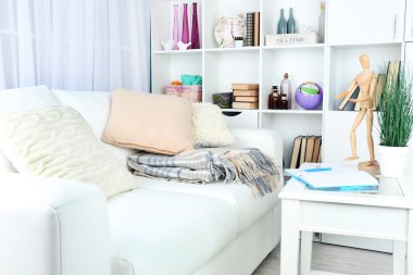 Işık renkleri, kapalı oturma odasında, modern iç mekan tasarımları