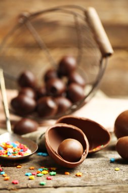 Ahşap arka planda çikolatalı Paskalya yumurtaları