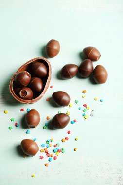 Renkli ahşap arka planda çikolatalı Paskalya yumurtaları