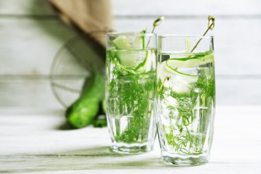 Ahşap masa üzerinde taze organik salatalık suyu ile gözlük